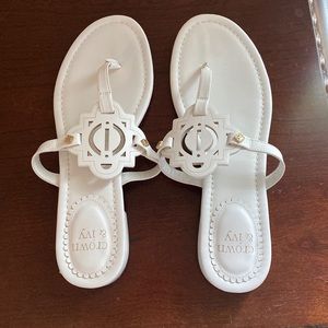 Size 10 white brand new crown and ivy sandals